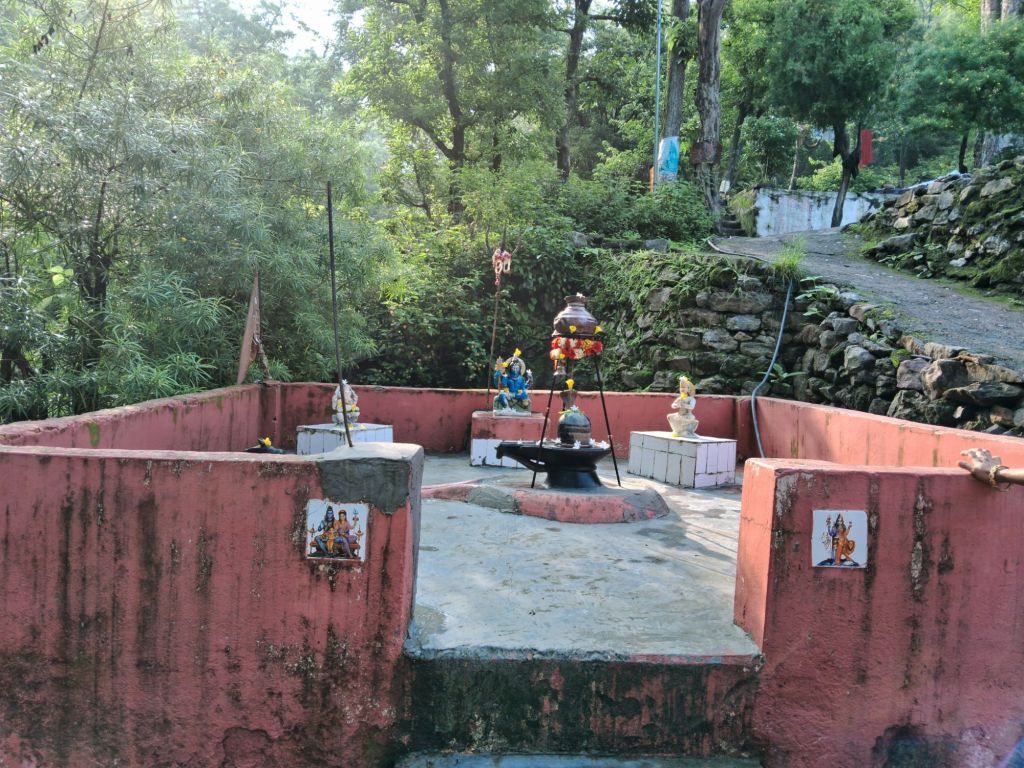 An image of the Shiv Temple situated at Neelkanth Trek